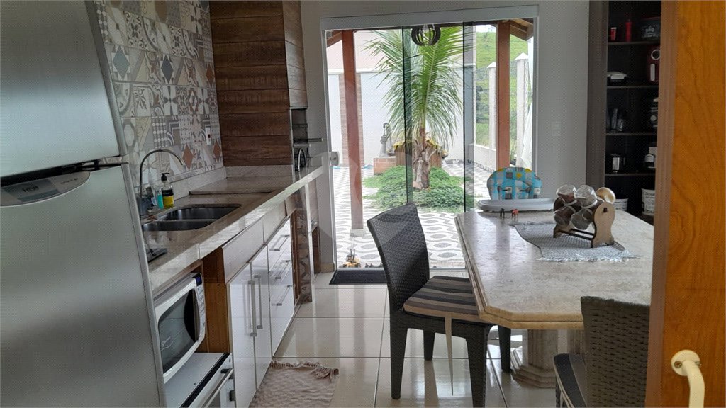 Chácara em Área Rural de Piracaia, com casa principal + 4 kitnets alugadas, excelente localização