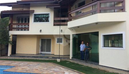 Casa à venda com 4 quartos, sendo 2 suítes, no condomínio Flamboyant, Atibaia - SP