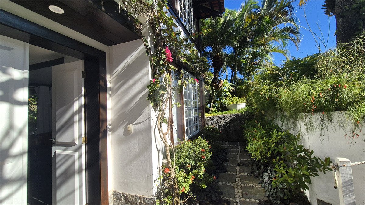 Casa em condomínio à venda com 4 quartos, sendo 3 suítes,  em Geribá, Armação dos Búzios, RJ