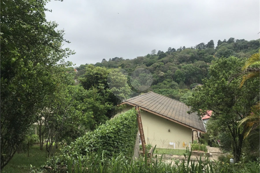 Sobrado à venda com 3 suítes em Serra da Cantareira, Mairiporã, SP