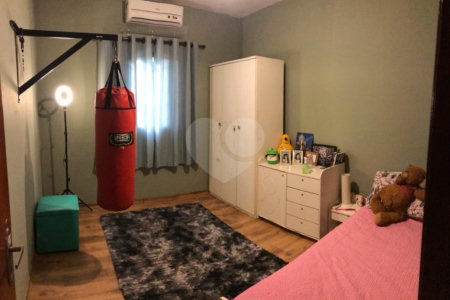 Casa à venda com 4 quartos, sendo 1 suíte, em Loteamento Shangrilá, Valinhos, SP