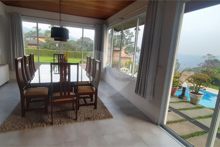 Casa à venda com 3 quartos, sendo 1 suíte, no condomínio Alpes da Cantareira, Mairiporã - SP