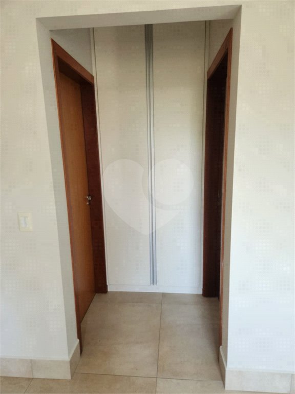 Casa à venda com 4 quartos, sendo 3 suítes, no condomínio Terras de Mont Serrat, Salto - SP