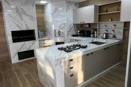 Casa à venda com 8 quartos, sendo 2 suítes, em Flórida, Praia Grande, SP