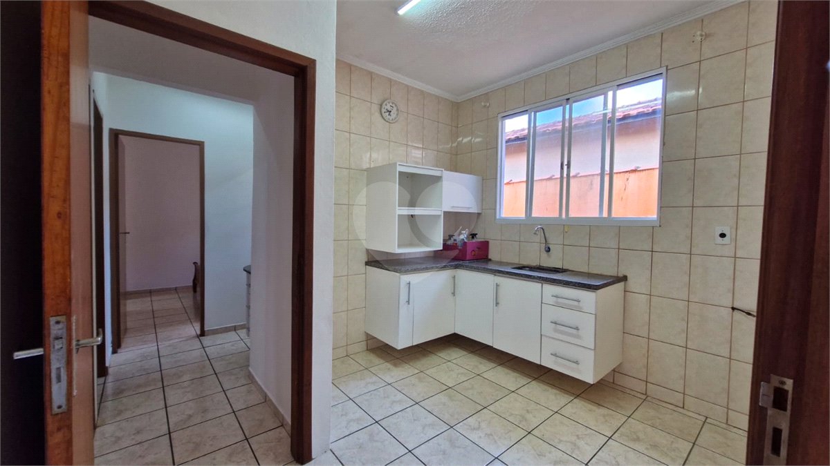 Casa para alugar com 3 quartos, sendo 1 suíte, no condomínio Santa Mônica, Atibaia - SP