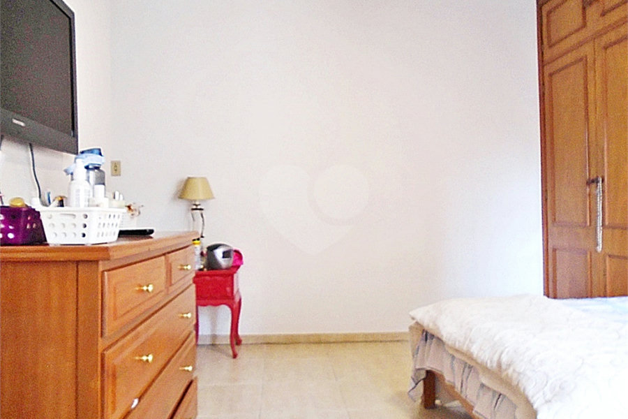 Casa à venda com 3 quartos, sendo 1 suíte, no condomínio Praça Doutor José Augusto César,8, São Paulo - SP