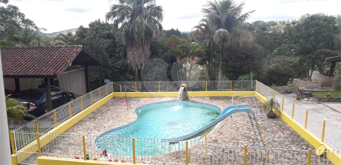 Casa à venda com 4 quartos, sendo 2 suítes, no condomínio Gleba II, Mairiporã - SP