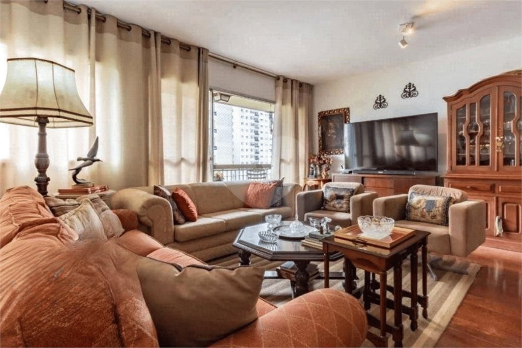 Apartamento à venda com 3 quartos, sendo 1 suíte,  em Vila Andrade, São Paulo, SP