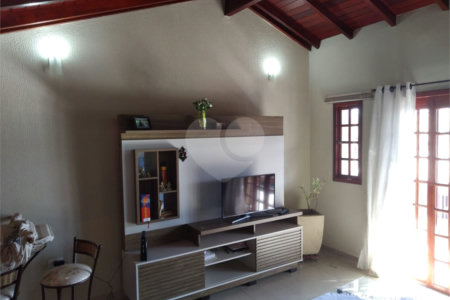 Sobrado à venda com 2 quartos em Reneville, Mairinque, SP