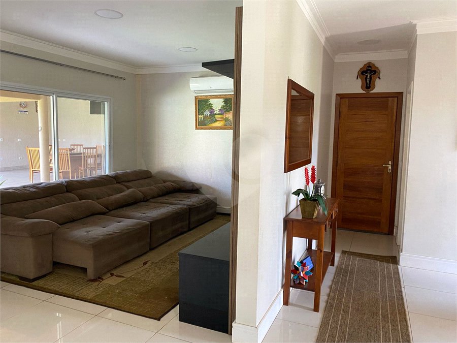 Casa à venda com 4 quartos, sendo 3 suítes, no condomínio Primavera, Salto - SP