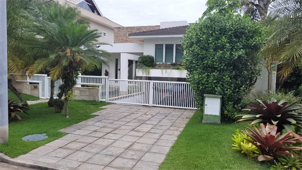 Casa à venda com 4 quartos, sendo 2 suítes, no condomínio Crystal Lake, Rio de Janeiro - RJ