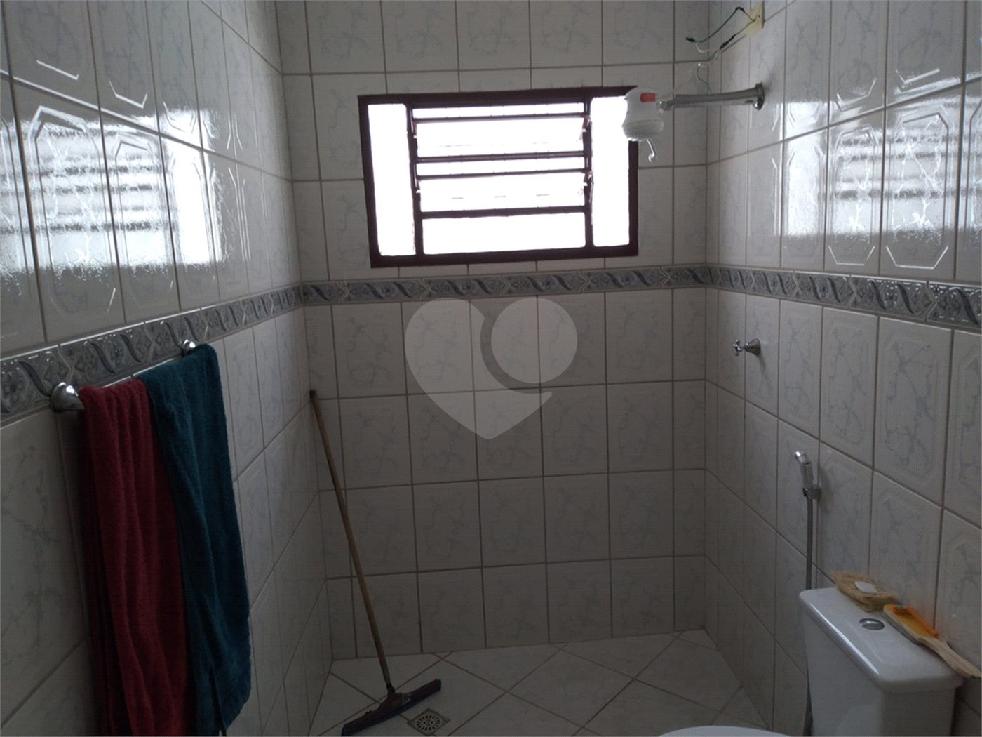 Casa térrea com 2 dormitórios, sendo 1 suíte.