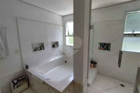 Casa à venda ou para alugar com 4 suítes no condomínio Solares Vila Europa, São Paulo - SP