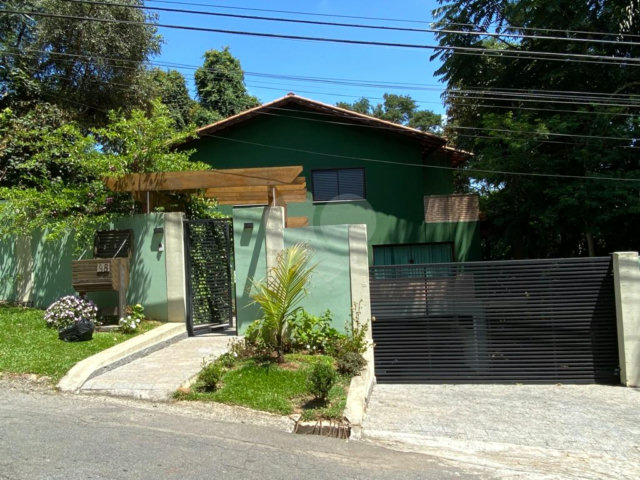 Casa à venda ou para alugar com 5 quartos, sendo 4 suítes,  no condomínio Associação Reserva das Hortênsias, Mairiporã - SP