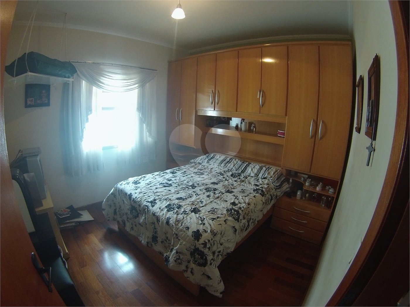 Sobrado com 4 quartos sendo 2 suítes.