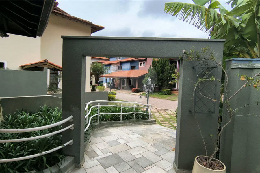 Casa à venda com 4 quartos, sendo 3 suítes, no condomínio Da Serra, São Paulo - SP