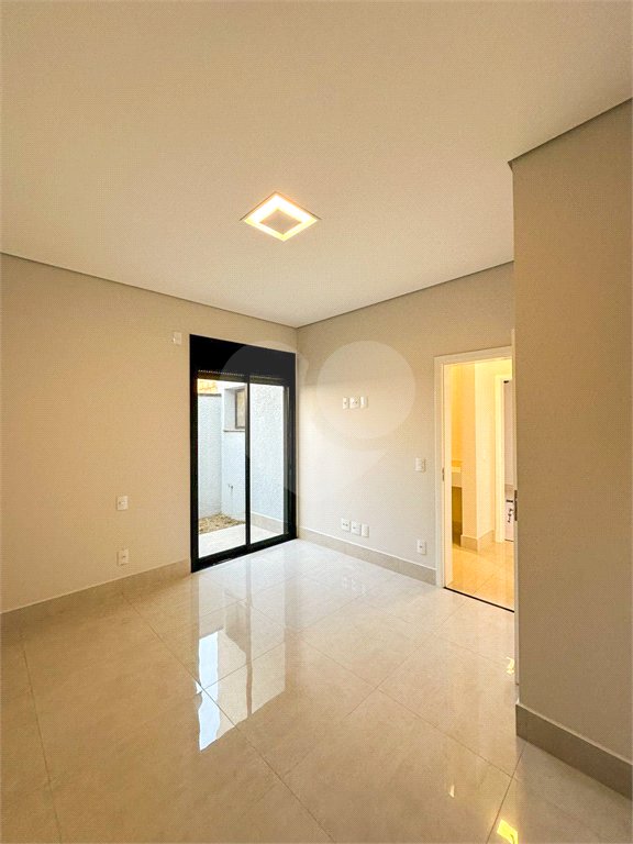 Casa à venda com 3 quartos, sendo 1 suíte, no condomínio Residencial Mont'alcino, Valinhos - SP