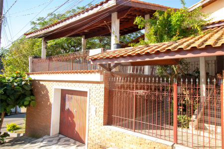 Sobrado à venda com 4 quartos, sendo 1 suíte,  em Vila Aguiar, São Roque, SP
