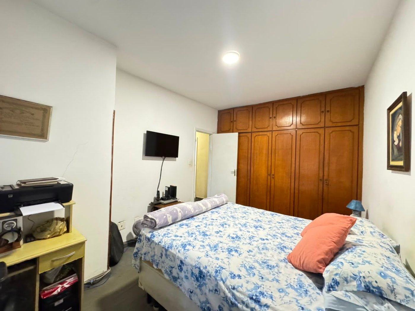 Apartamento com 2 dormitórios e suíte + dependência de serviço completa na Ponta da Praia – Localização privilegiada próximo à Praça Dino Bueno
