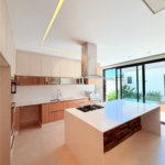 Casa térrea com 3 suítes no Condomínio Residencial Viena em Indaiatuba-SP - Acabamento de alto padrão - R$ 1.690.000,00 - AT 250 m² - AC 158 m² - 3 suítes,, sendo 1 suíte master com closet - Sala para dois ambientes (estar e jantar) - Cozinha planejada com ilha cooktop, forno elétrico e micro-ondas,