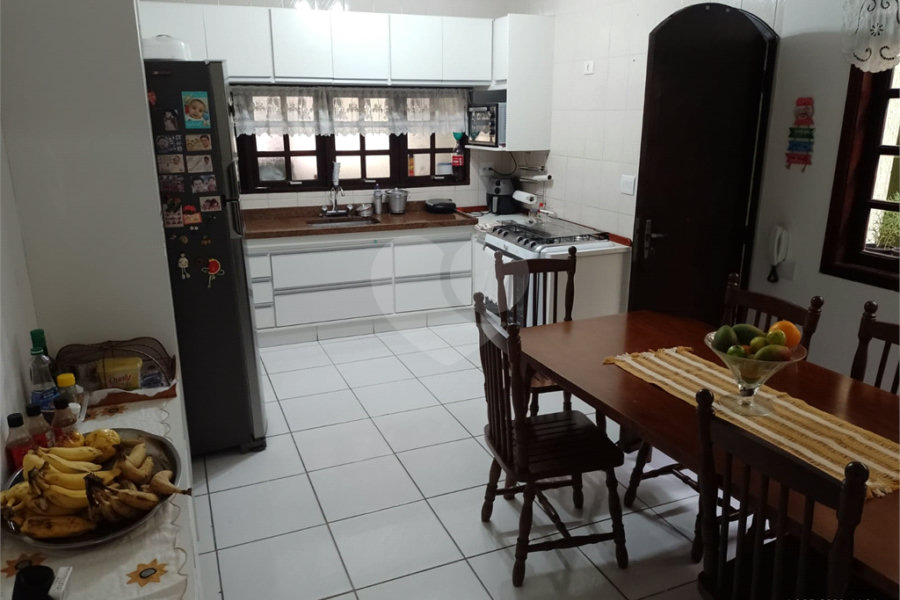 Oportunidade! Super sobrado em rua tranquila e ótima localização