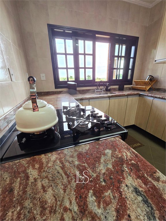 Indaiatuba- Vale das Laranjeiras - Vista dos fundos para o lago - Casa assobradada - 3 pisos, 4 quartos, 2 suítes, uma com hidro ,escritório, sala 3 ambientes, lareira, lavabo,cozinha ampla, despensa, lavanderia, churrasqueira, forno pizza, 6 wcs, piscina, jardim despensa, garagem, segurança