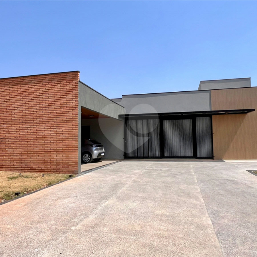 Casa à venda com 3 quartos, sendo 2 suítes, no condomínio Terras de Mont Serrat, Salto - SP