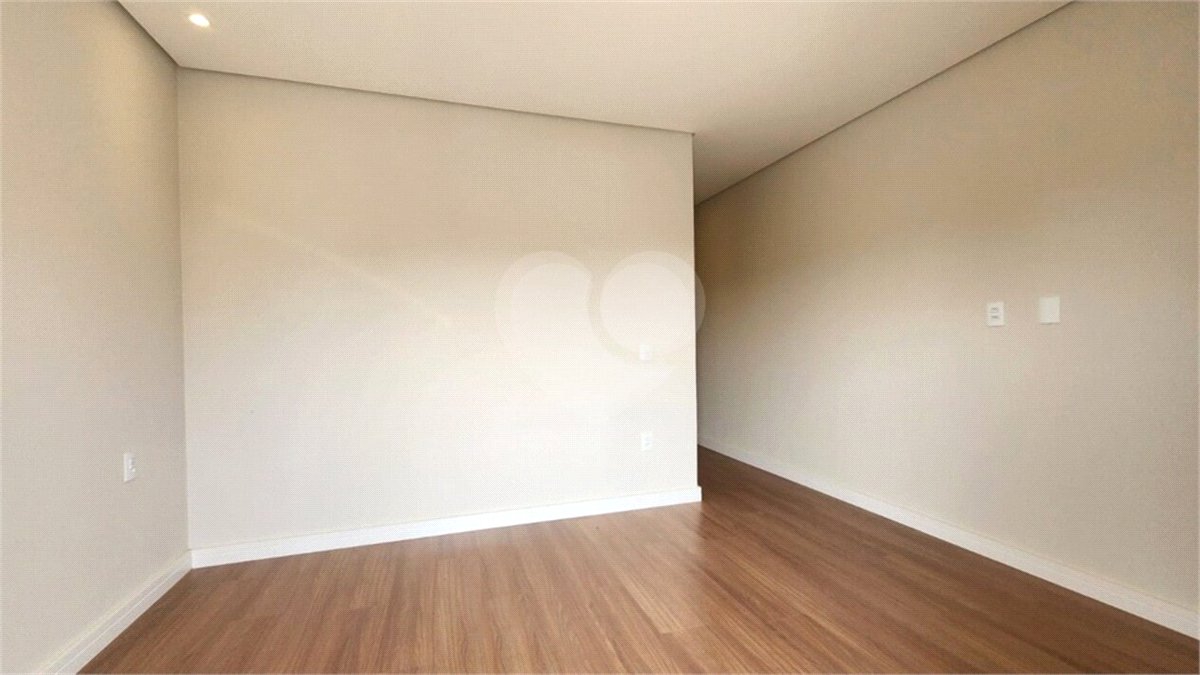 Casa à venda com 3 suítes no condomínio Vita Verdi, Valinhos - SP