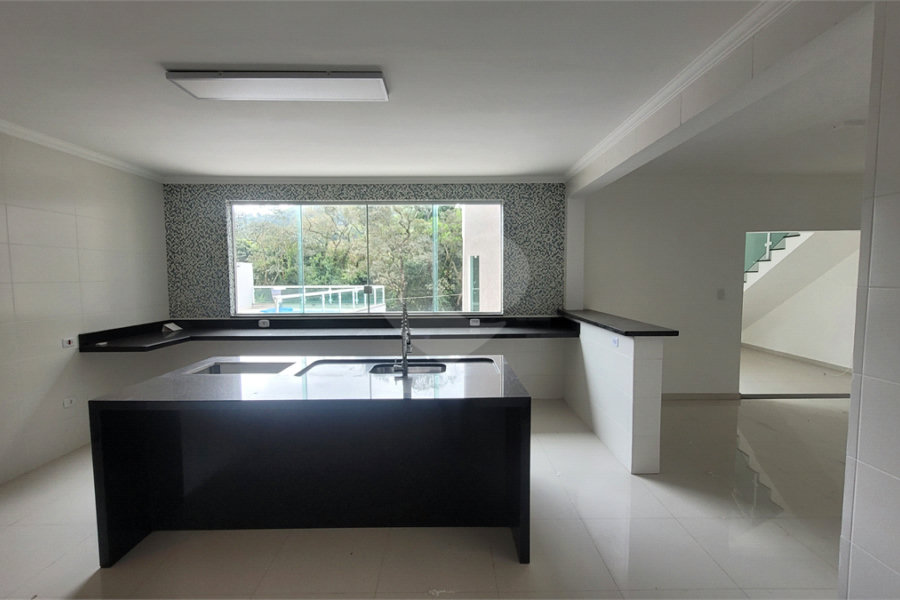 Casa à venda com 4 quartos, sendo 1 suíte, no condomínio Parque Suiça, Caieiras - SP