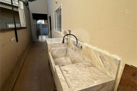 Casa à venda com 3 quartos, sendo 1 suíte, no condomínio Loteamento Recanto dos Paturis, Vinhedo - SP