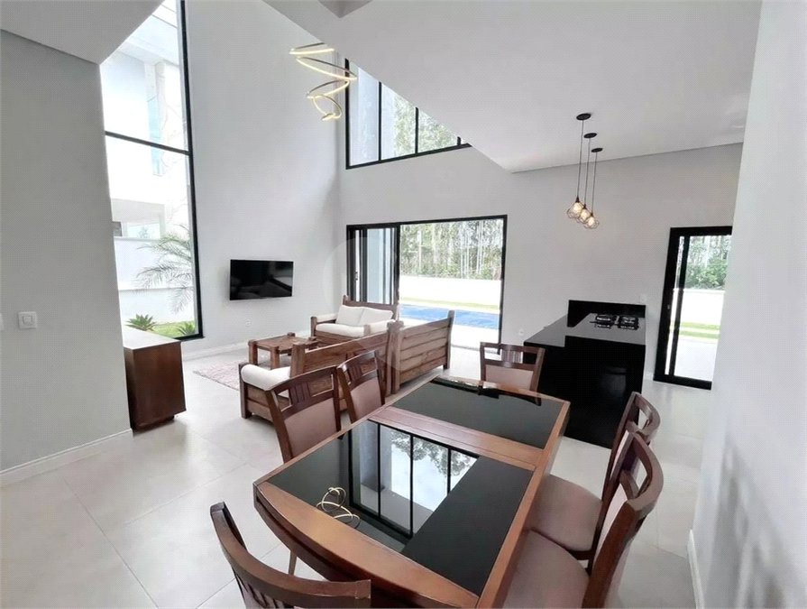 Casa à venda com 3 suítes no condomínio Ninho Verde II, Pardinho - SP