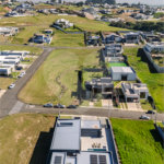 Indaiatuba - Quintas da Terracota - 1252 m² de terreno - casa térrea com 514 m² de área construída -3 vagas de garagem cobertas e 3 descobertas Lavabo - Sala de estar e jantar amplas e integradas - Escritório privativo - Cozinha toda equipada com geladeira, forno, micro-ondas, lava-louças,