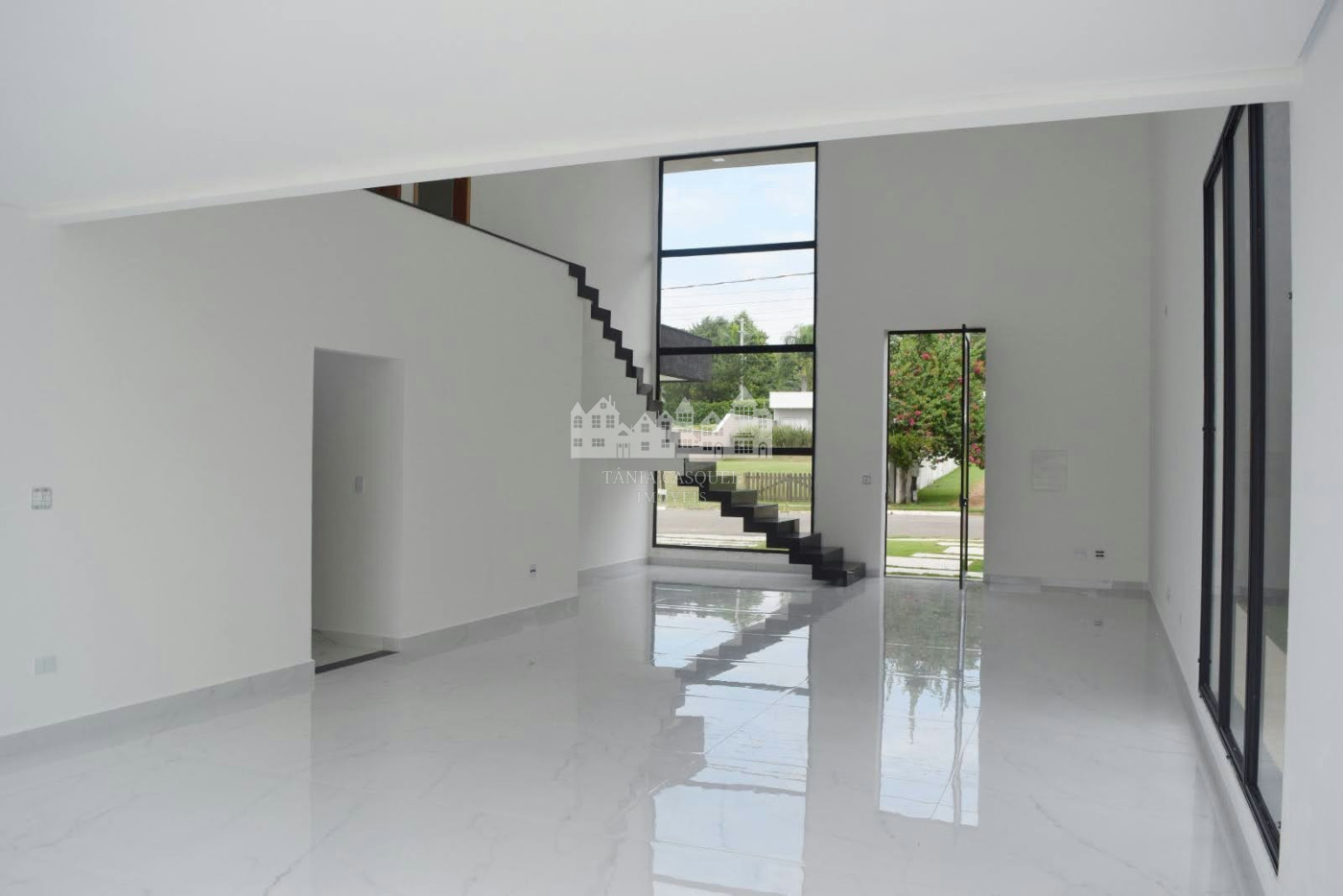 Casa à venda com 4 suítes no condomínio Shambala 2, Atibaia - SP