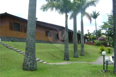 Casa à venda com 5 quartos, sendo 3 suítes, no condomínio Estância Marambaia, Vinhedo - SP