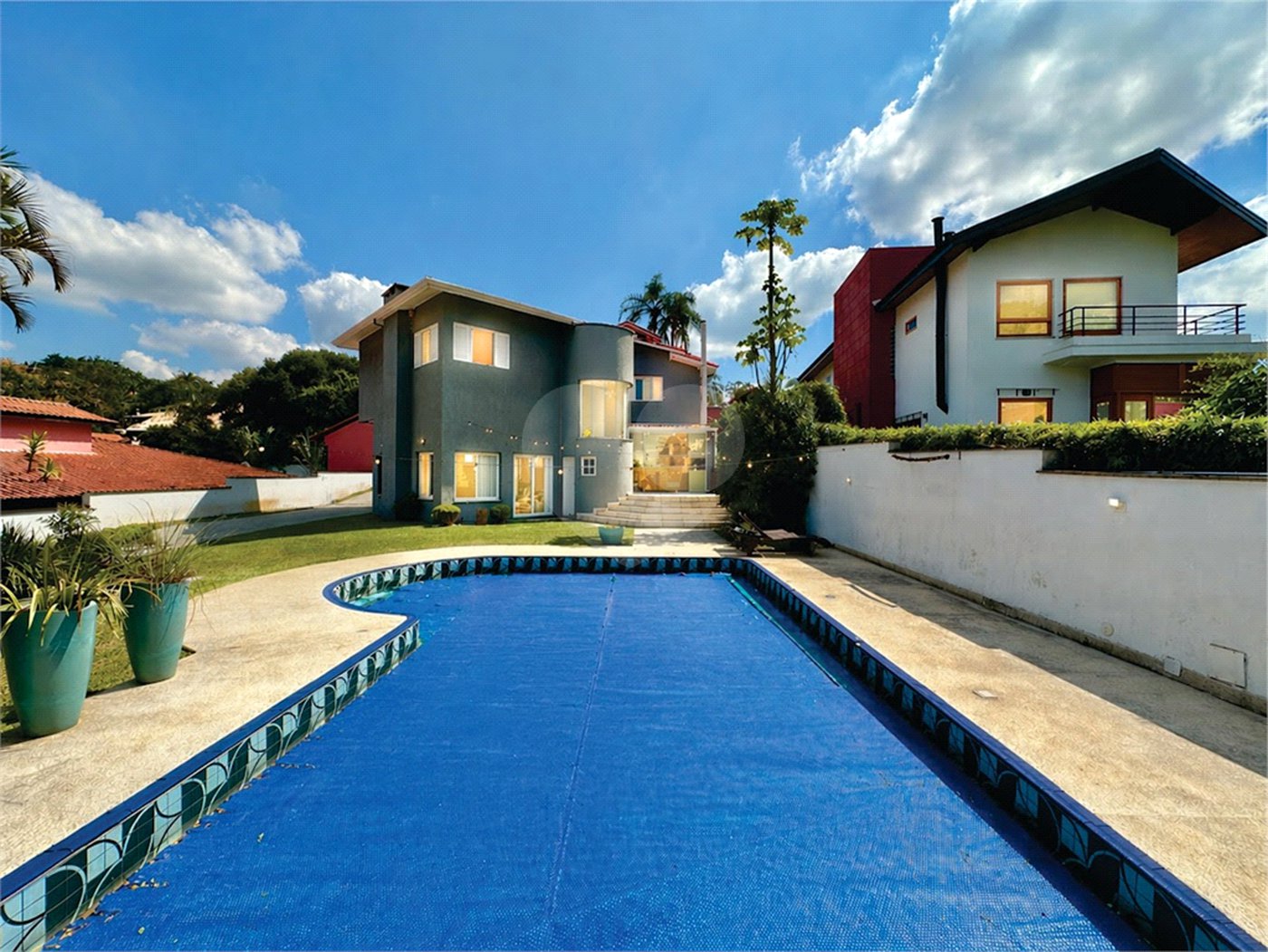 Casa à venda com 4 quartos, sendo 2 suítes,  no condomínio Granja Vianna II, Cotia - SP