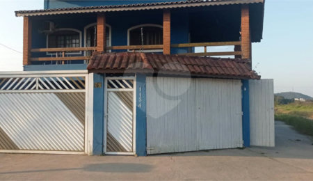 Casa à venda com 4 quartos, sendo 2 suítes, no Centro, Peruíbe, SP