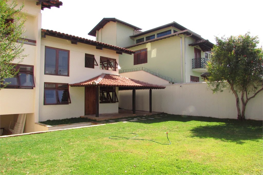 Casa para alugar com 4 quartos, sendo 2 suítes, em Cidade São Francisco, São Paulo, SP