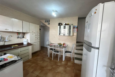 Sobrado à venda com 6 quartos, sendo 1 suíte,  em Vila do Encontro, São Paulo, SP