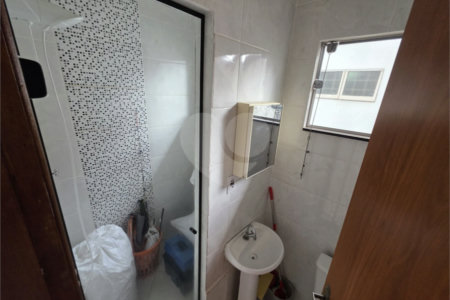 Casa térrea à venda no Douradinho com 2 quartos e edícula com mais dois quartos e 2 banheiros.