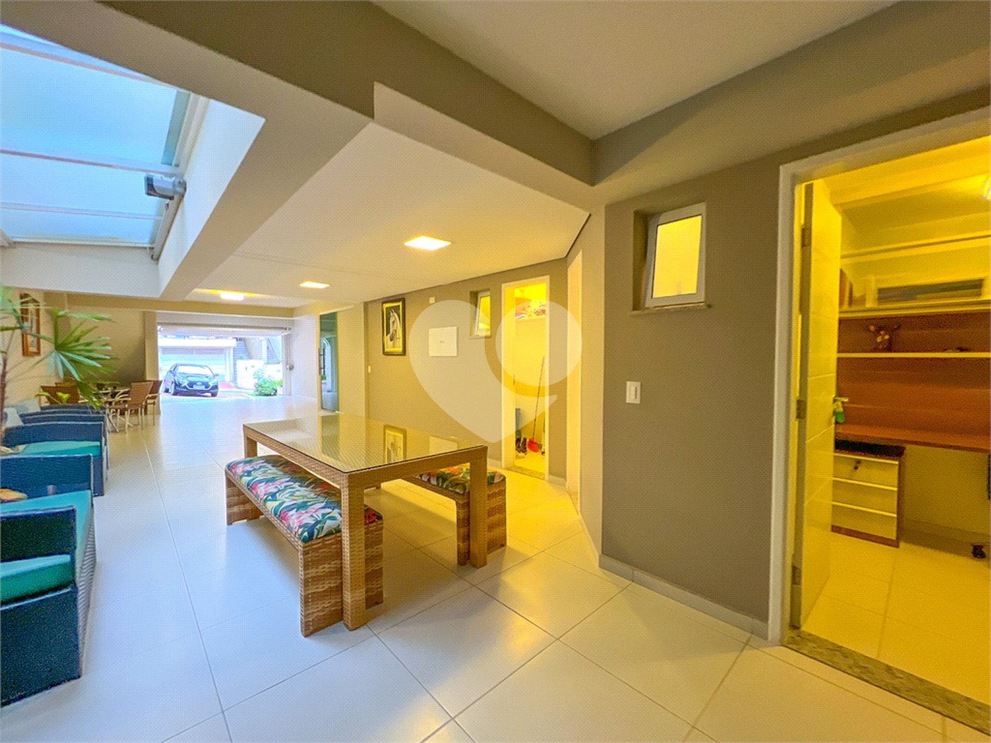 Casa à venda com 3 quartos, sendo 2 suítes, no condomínio Floradas da Serra, São Paulo - SP