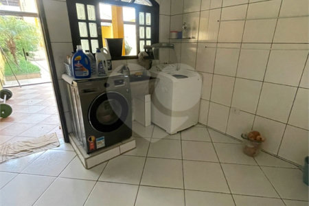 Sobrado à venda com 4 quartos, sendo 1 suíte, em Vila Áurea, Poá, SP