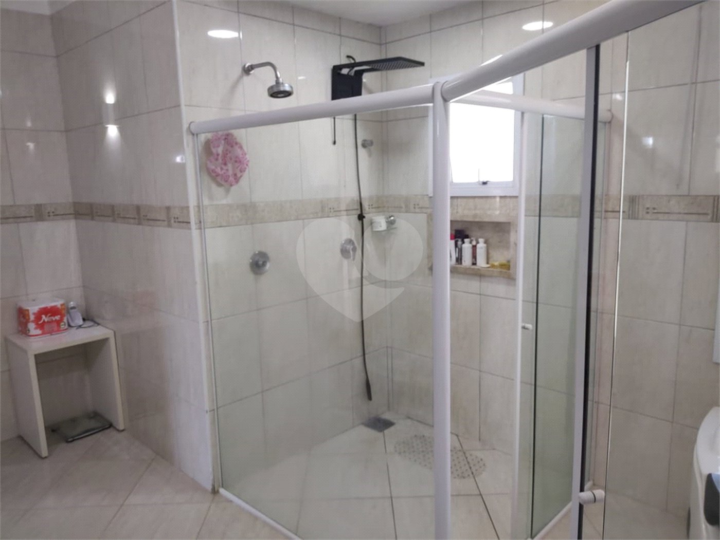 Casa à venda com 4 quartos, sendo 2 suítes, no condomínio Residencial Jardim das Palmeiras, Vinhedo - SP