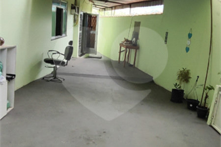 Casa à venda com 5 quartos, sendo 3 suítes, no condomínio Village Texeira Campos, Rio de Janeiro - RJ