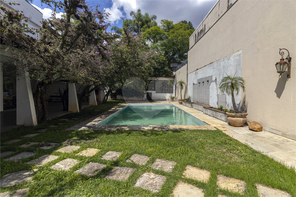Sobrado à venda com 4 quartos, sendo 2 suítes,  em Vila Morumbi, São Paulo, SP