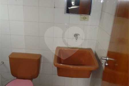 Sala comercial 27,5m² para locação na Av. Lucas Nogueira Garcdz - Atibaia - SP