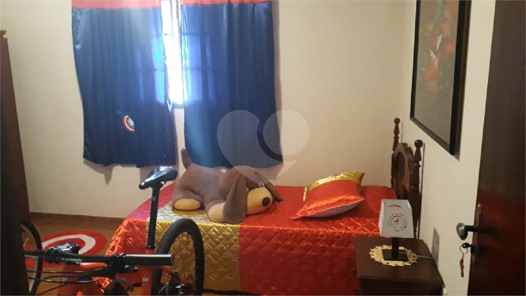 Sobrado com 3 dormitórios, sendo 2 suítes, uma delas master.