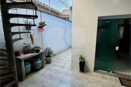 Sobrado à venda com 4 quartos, sendo 1 suíte,  em Vila Cleonice, São Paulo, SP