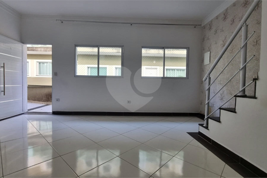 Casa à venda com 3 quartos, sendo 1 suíte,  no condomínio Rafaela I, São Paulo - SP