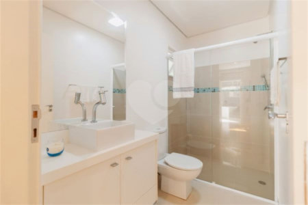 Casa à venda com 5 quartos, sendo 4 suítes, no condomínio Figueira Garden, Atibaia - SP