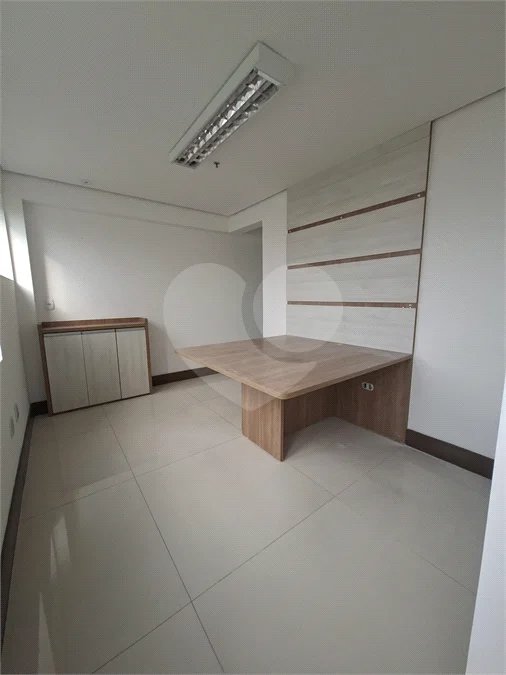 SALA COMERCIAL DE 90 M² COM 12 BAIAS, SALA DE REUNIÃO, AR-CONDICIONADO CENTRAL E 2 VAGAS!